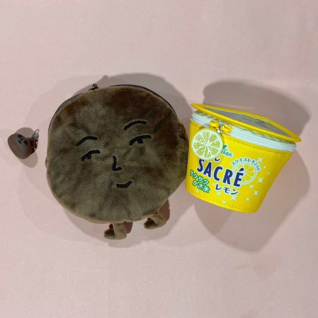 カントリーマアムチョコまみれのムック本の付録とサクレレモンのムック本の付録の物撮り