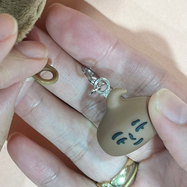 シリコンチャームのチップくんを持っている