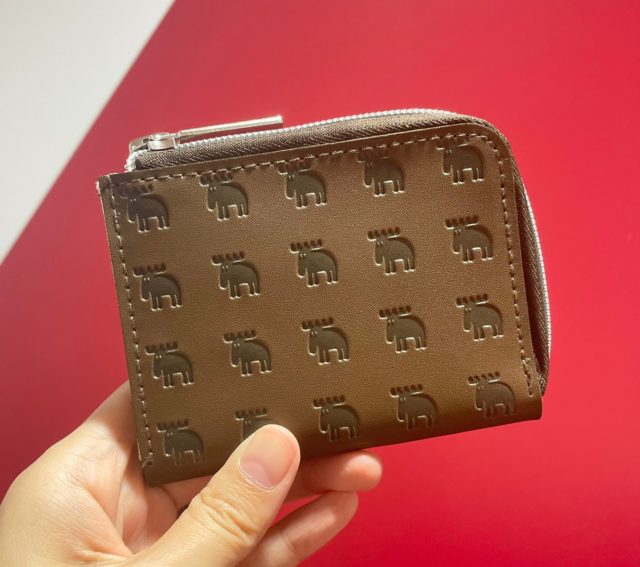 ダークブラウン