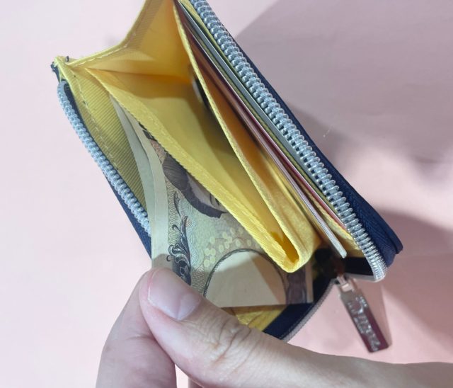 moz財布お札を取り出す