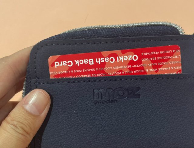 moz財布背面ポケットにカード収納