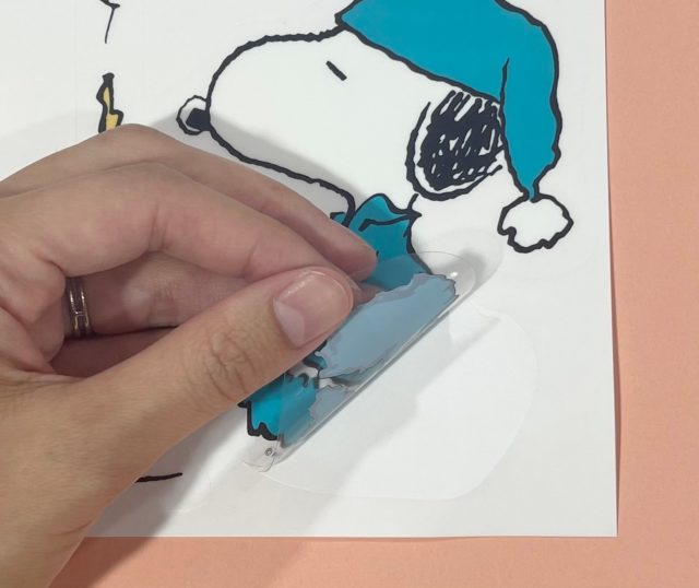 ステッカーをシートからはがしているところ