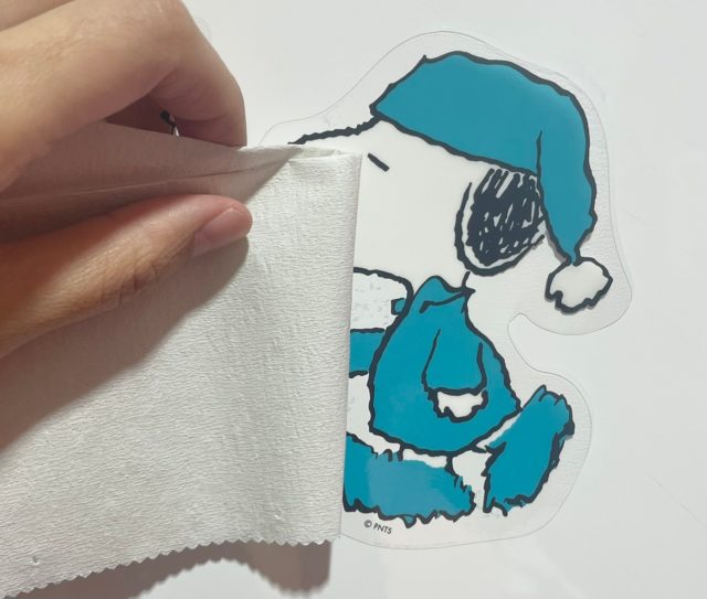 貼ったステッカーを上から押さえているところ