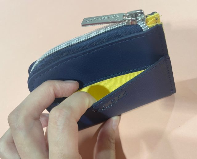 moz財布背面ポケット中のカラー