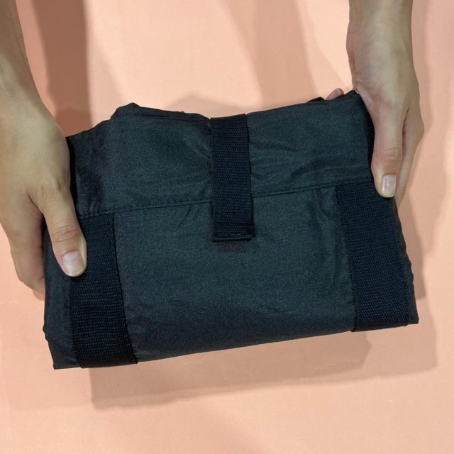 保冷バッグを小さく折り畳んでいる