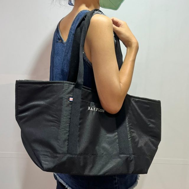 保冷バッグを肩掛けしている