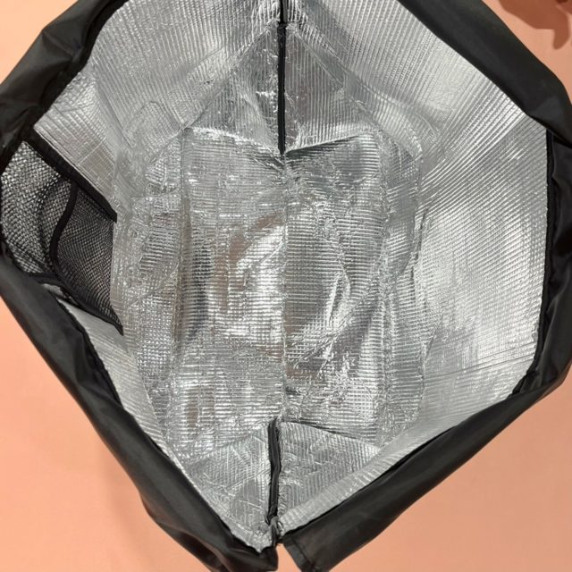 保冷バッグの中を見せている