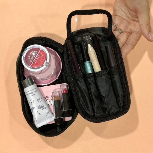 ポーチにコスメ類を入れている