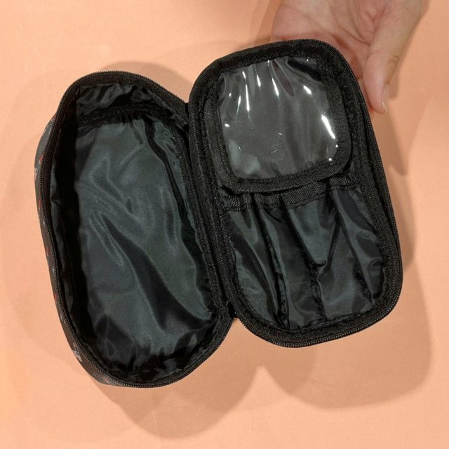 ポーチの中身を見せている