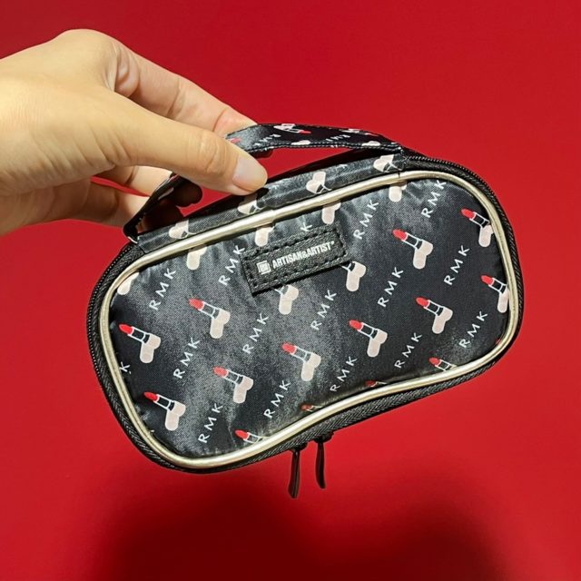 持ち手でポーチを持っている