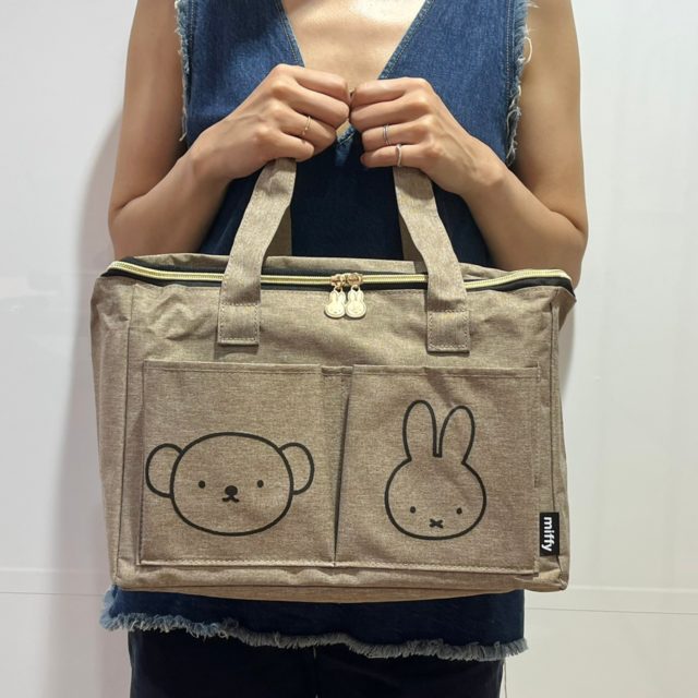 ミッフィーのピクニックバッグを持った女性