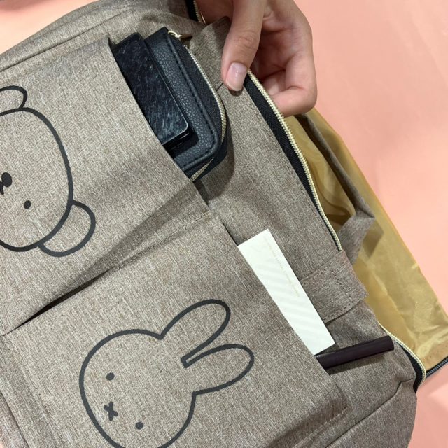 ミッフィーのピクニックバッグのフロントポケットに物を入れたところ