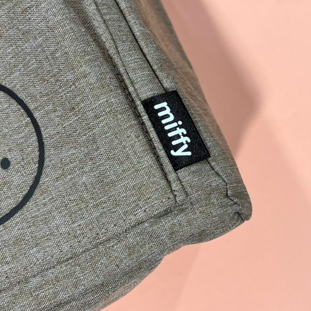 ミッフィーのピクニックバッグに付いているタグ