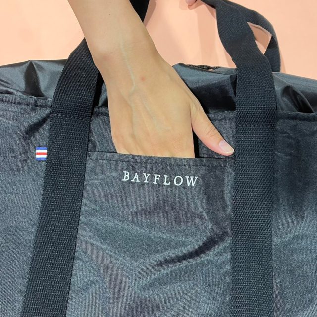 前ポケットに手を入れている