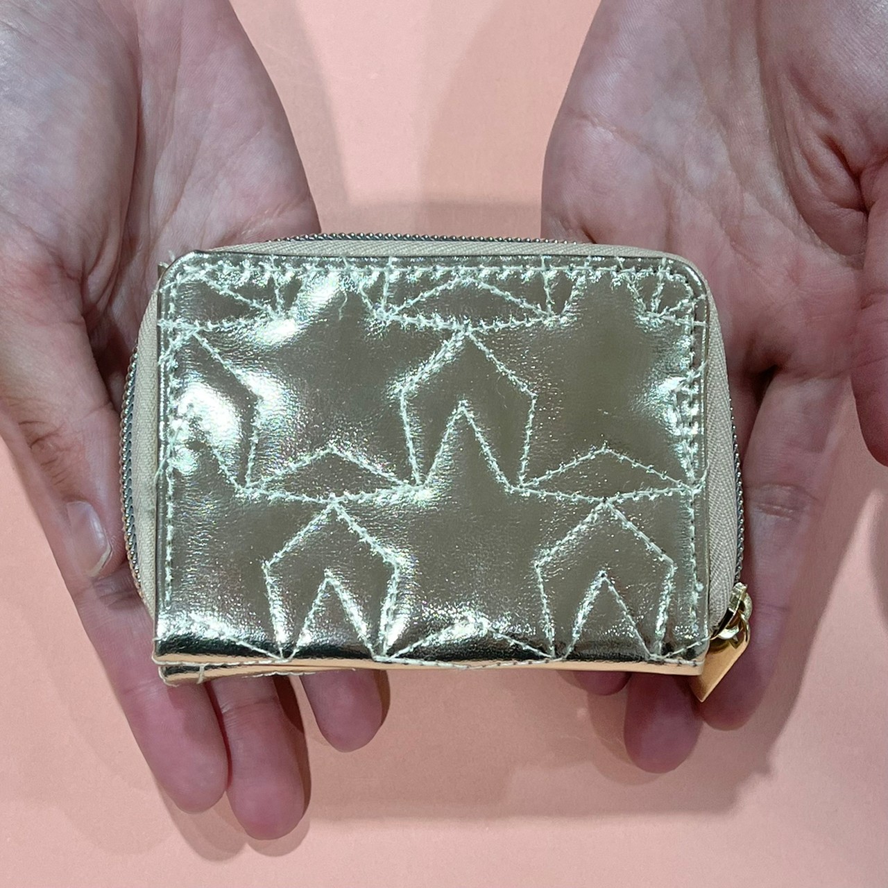 スターキルティングミニ財布を手に持っている画像