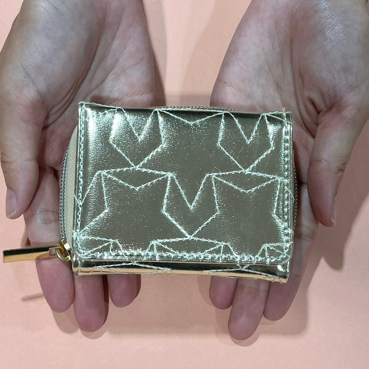 スターキルティングミニ財布を手に持っている画像