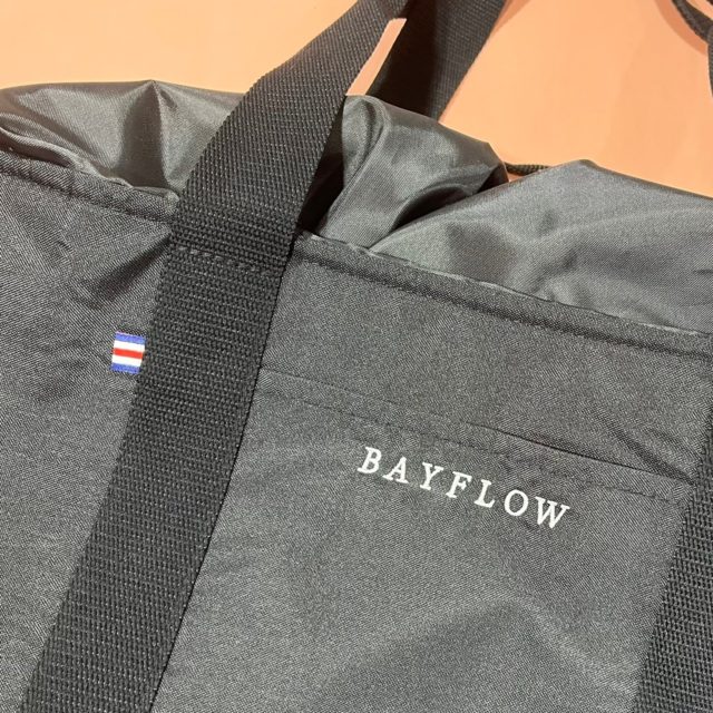 保冷バッグの前ポケットにあるブランドロゴ