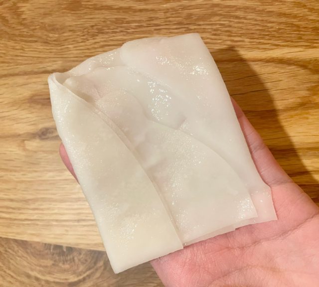 厚手シートに美容成分がひたひたに染み込んでいます