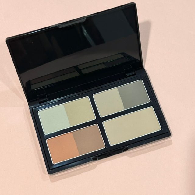 ケイト　デザイニングシェードパレット3D BR-1 ウォームシェードのパッケージを開けた様子