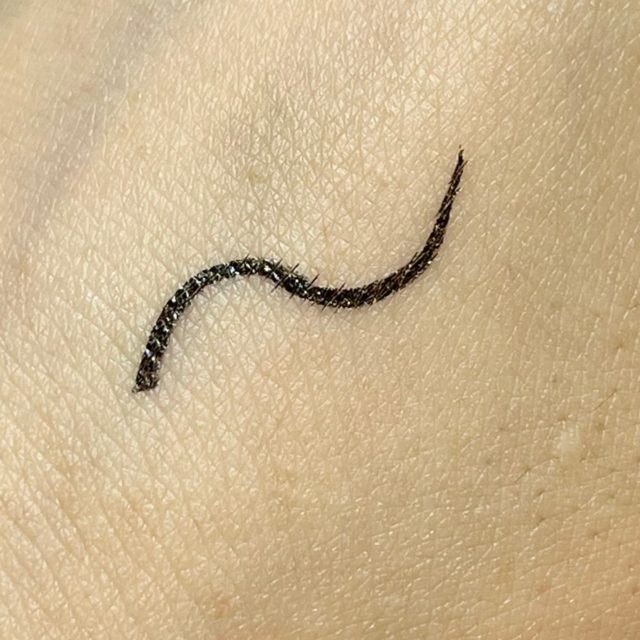 ケイト　シェードカラーキープライナーBK-1 ノーブルブラックを手の甲にスウォッチした様子