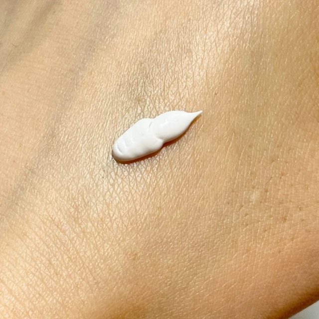 ケイト　クリアインパクトリキッドハイライターPU クリアパープルを手の甲に出した様子