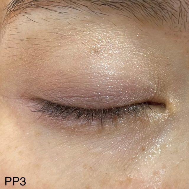 PEARL PRECIOUS AURA アイカラーパレットアメジストでメイクした目を伏せている様子