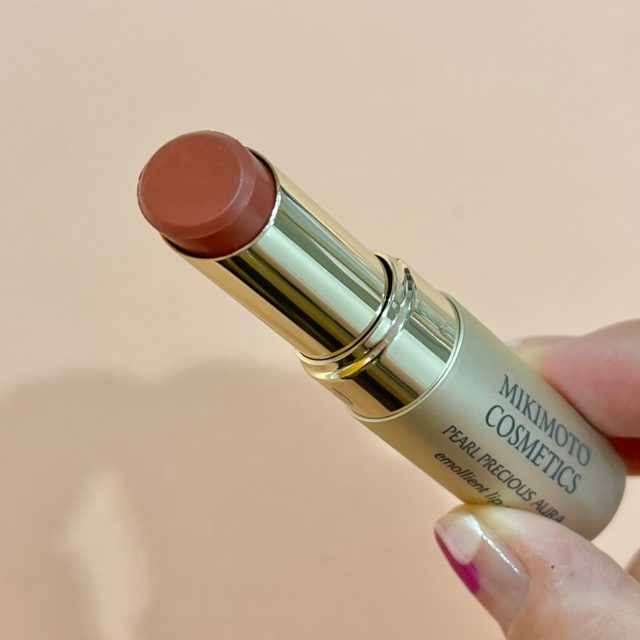 PEARL PRECIOUS AURA エモリエント リップスティック(クリーミー)を手で持っている様子