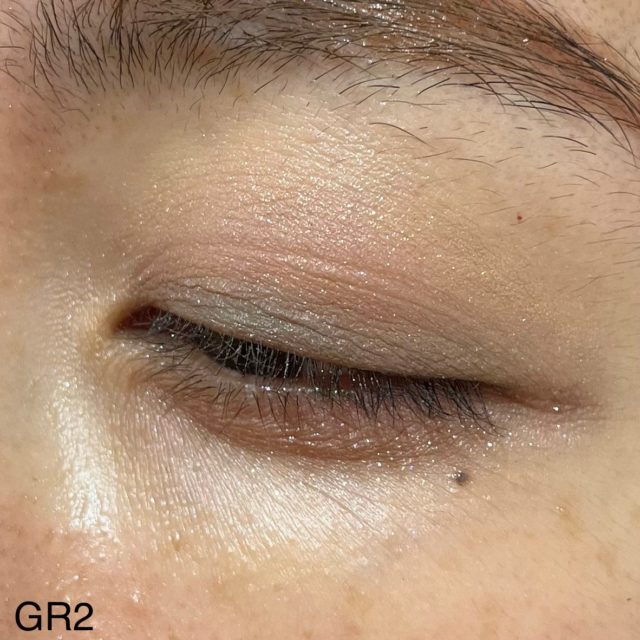 PEARL PRECIOUS AURA アイカラーパレットグリーンコーラルでメイクした目の横からの画像