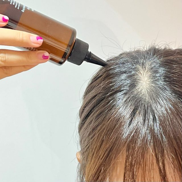 ホグーラ　ディープスカルプクレンジングを頭皮に塗布している様子