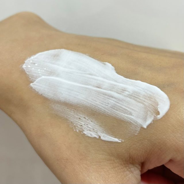 バックミートーンアップクリームを塗り広げます