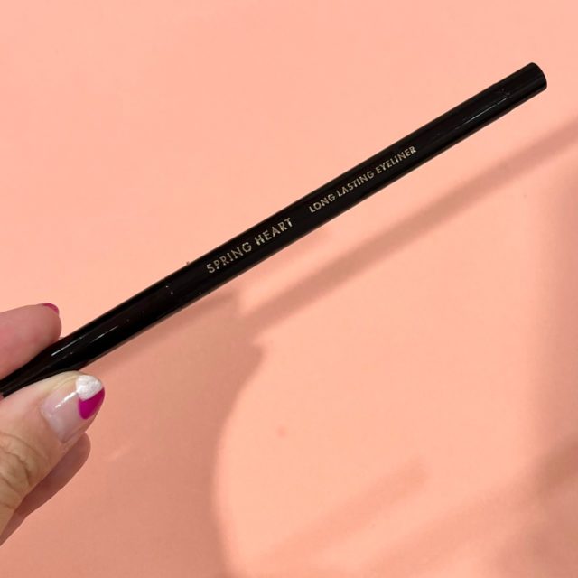スプリングハート　ロングラスティングアイライナーを手で持っている様子