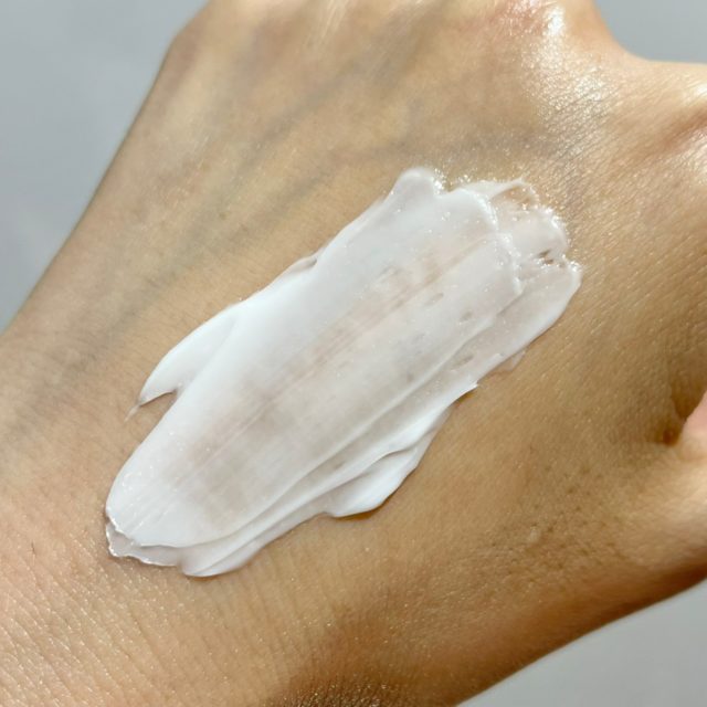 ザ ビー メゾン　クリームを手の甲で伸ばしている様子