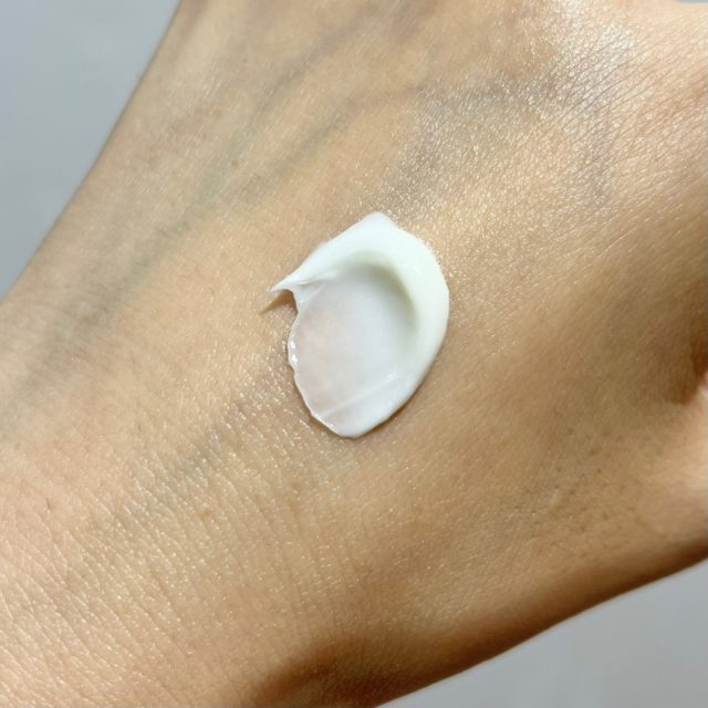 ザ ビー メゾン　クリームを手の甲に出している様子