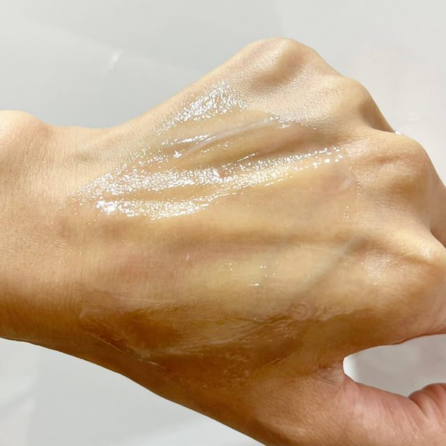 ザ ビー メゾン　クレンジングを手の甲で伸ばした様子