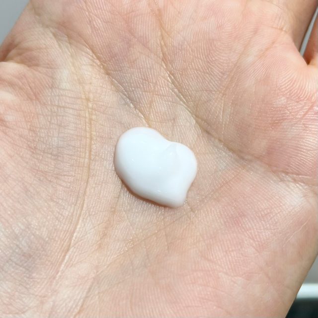 ザ ビー メゾン　エマルジョンを手のひらに出している様子