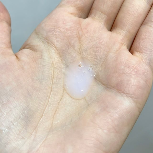 ザ ビー メゾン　エッセンスを手のひらに出している様子