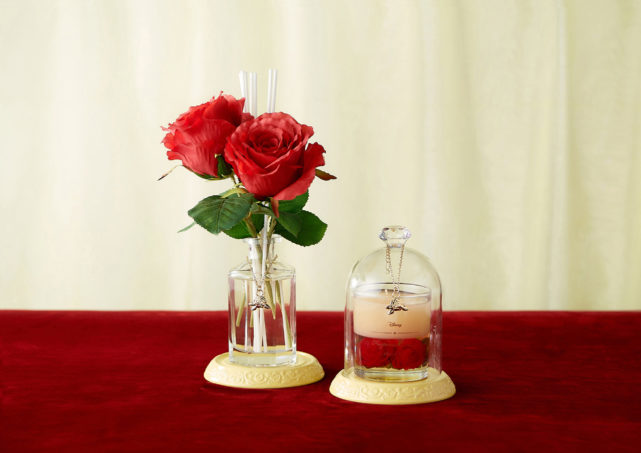 ボルドーのクロスが引かれた台に乗っているキャンドルとディフューザー