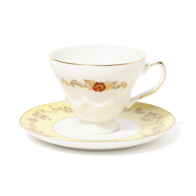 白地に金の装飾が入ったティーカップ＆ソーサー