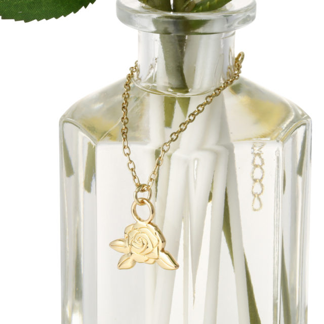 ディフューザーの瓶についているバラのチャーム