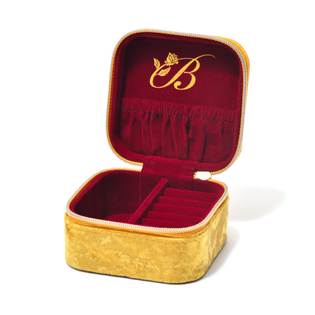 箔押しのワンポイントデザインが施されたボックスの内側