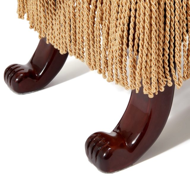 犬の足に似たスツールの脚