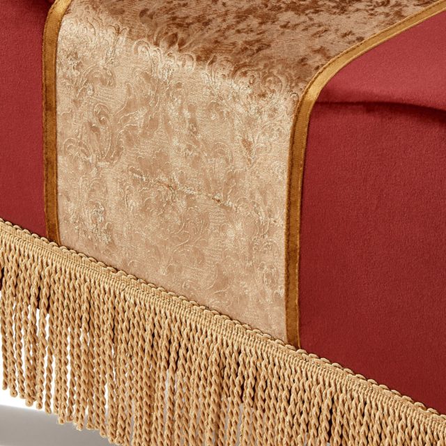 ゴールドの装飾がついた椅子の座面