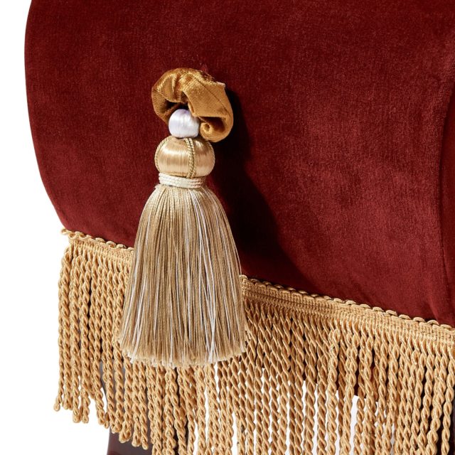 スツールのサイドについているタッセル