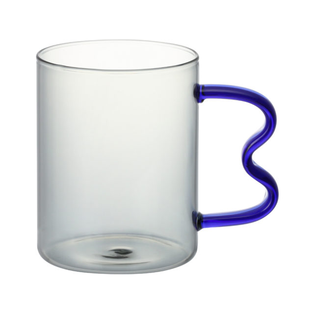曲線的な持ち手がついたガラスマグカップ