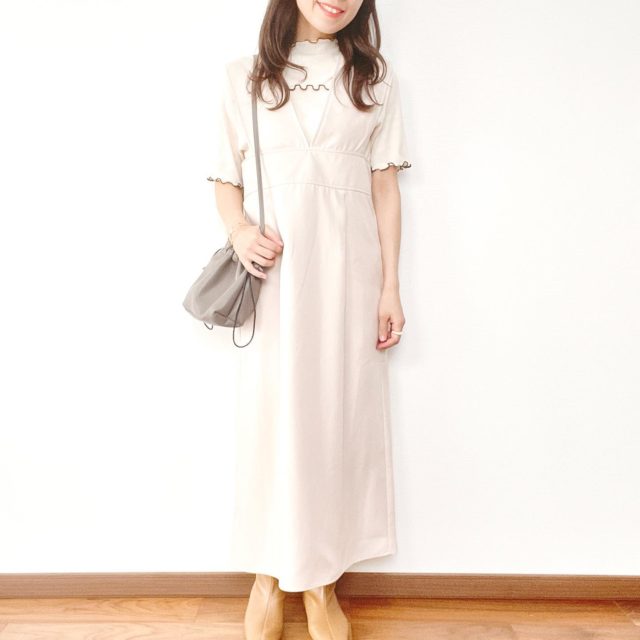 しまむらのナチュラルの「TVネックジャンパースカート」コーディネート