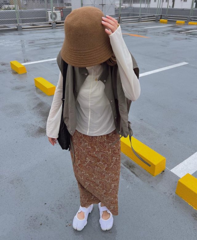 UNIQLOのブラウンの「バケットハット」コーディネート