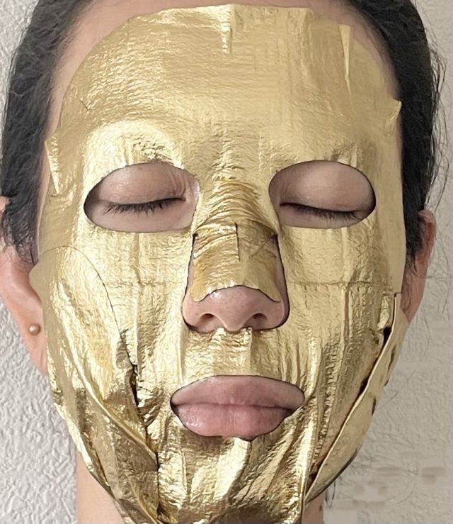 ツタンカーメンのように黄金に輝くシートマスクにびっくり