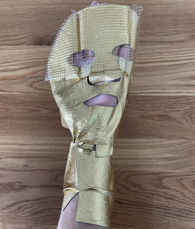 首元までしっかりと覆うゴールドマスク