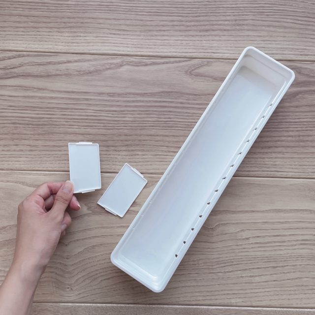 トレーと仕切りを並べた写真