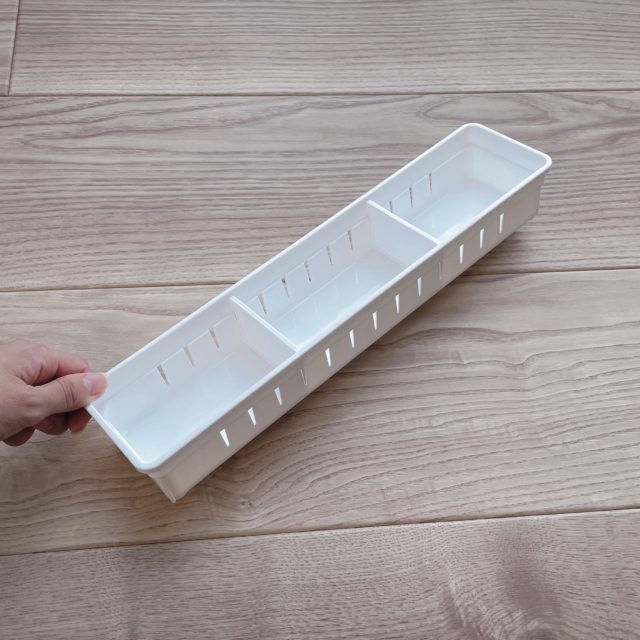 トレーに仕切りを2つ付けた写真